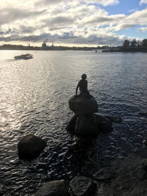 Blick aufs Wasser mit der Figur der kleinen Meerjungfrau, Kopenhagen